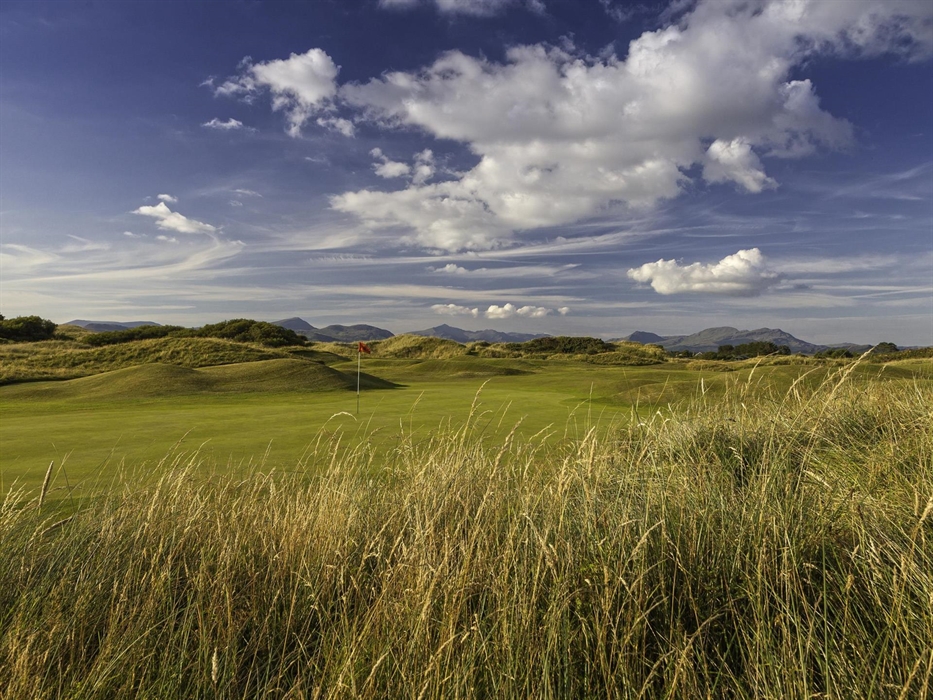 14th green with Mt Snowdon in the distance