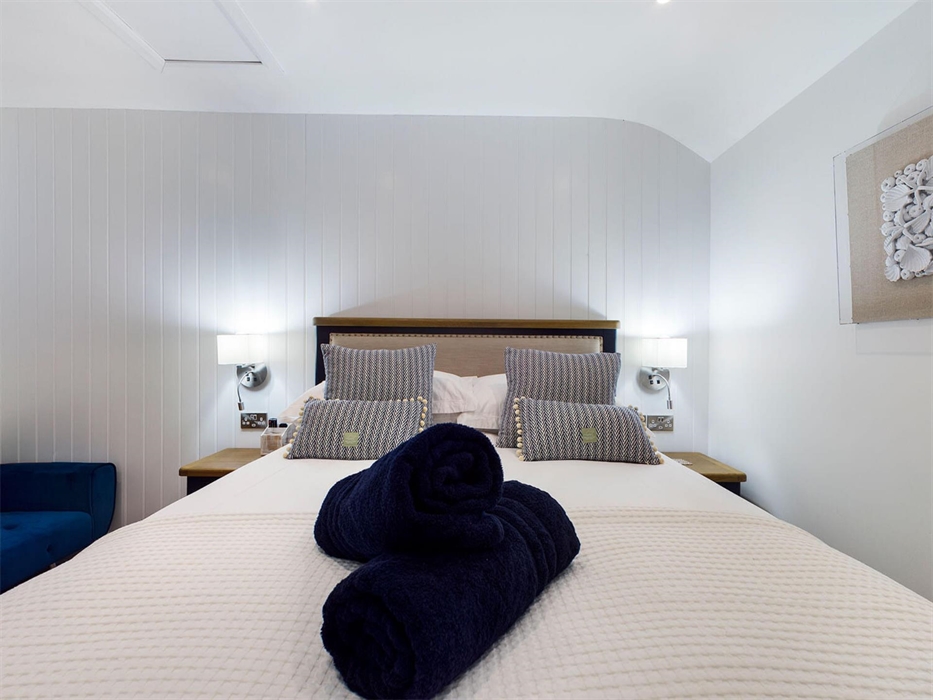 Driftwood Lodge King Bed