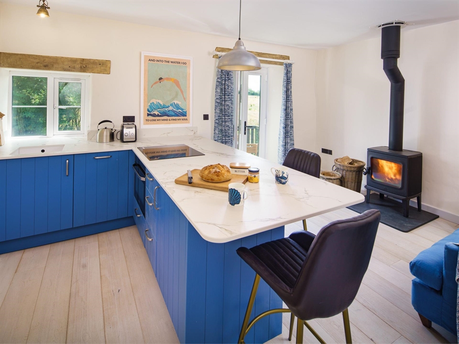 Ty Twt cottage sleeps 2 and has been newly renovated with hand made nautical blue kitchen, wood burning stove, new furniture and a breakfast bar. Door