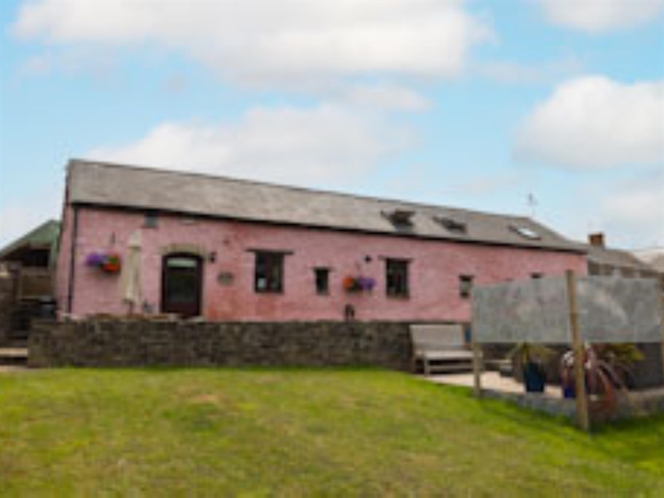The Granary is a spacious detached barn of historical interest sleeping up to 6 people plus a sofa bed.