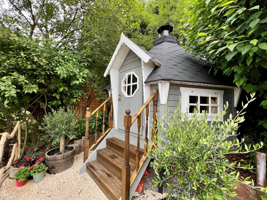 Ensure you plan an evening in our deluxe BBQ hut. Seating for us to 10 people, this super cute hut makes a BBQ possible whatever the weather!