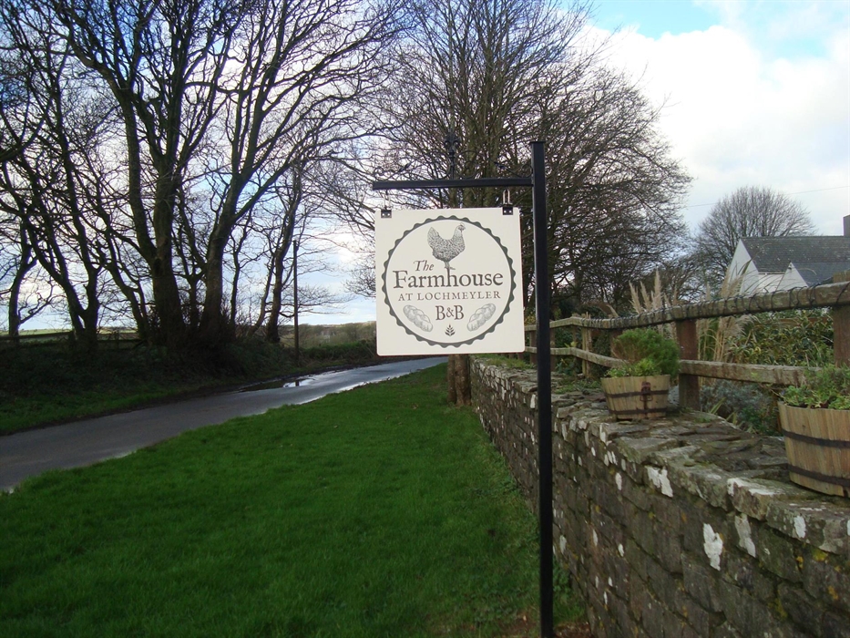 The Farmhouse Lochmeyer B&B sign