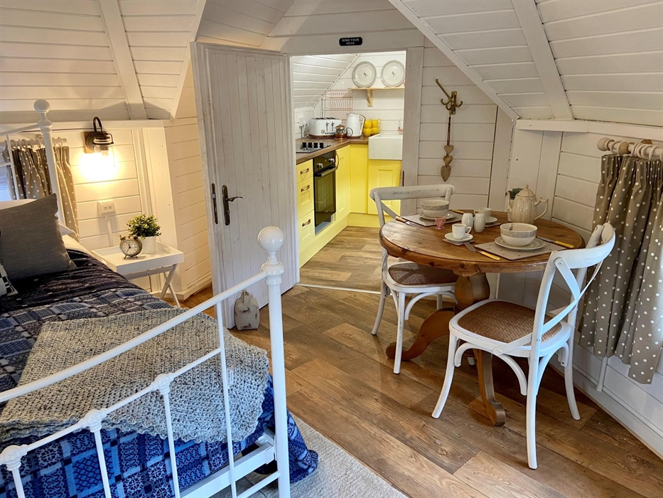 Whether it's a quick breakfast, or romantic candlelit meal, Floras has it all! If cooking is not you thing whilst away, checkout the two locals pubs,