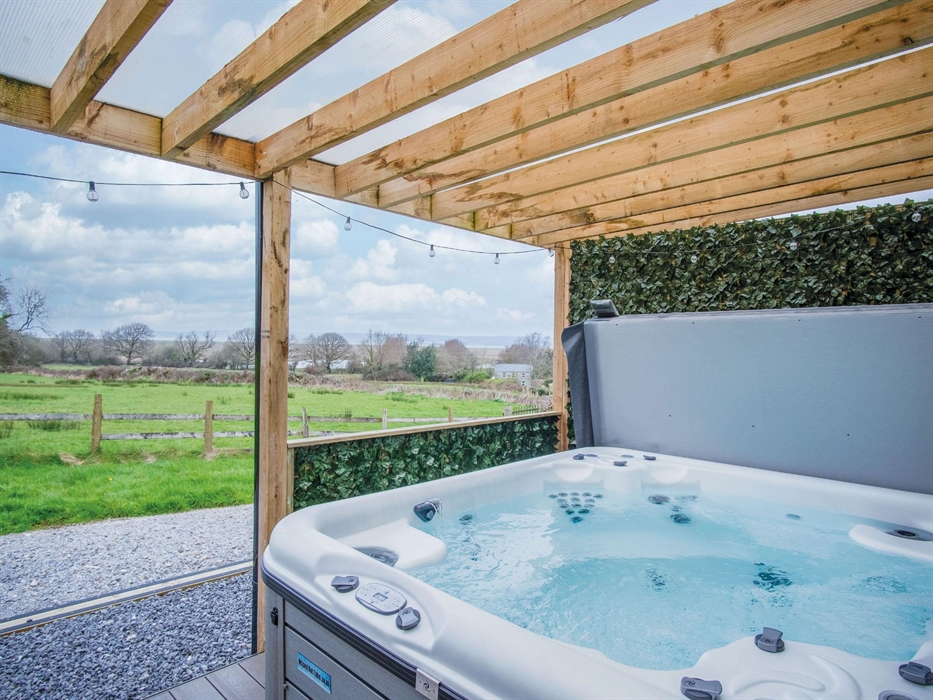 The luxury eight seater hot tub is set to 36 degrees.  The two jet settings and the tub lighting are controlled via the buttons on the left had side o