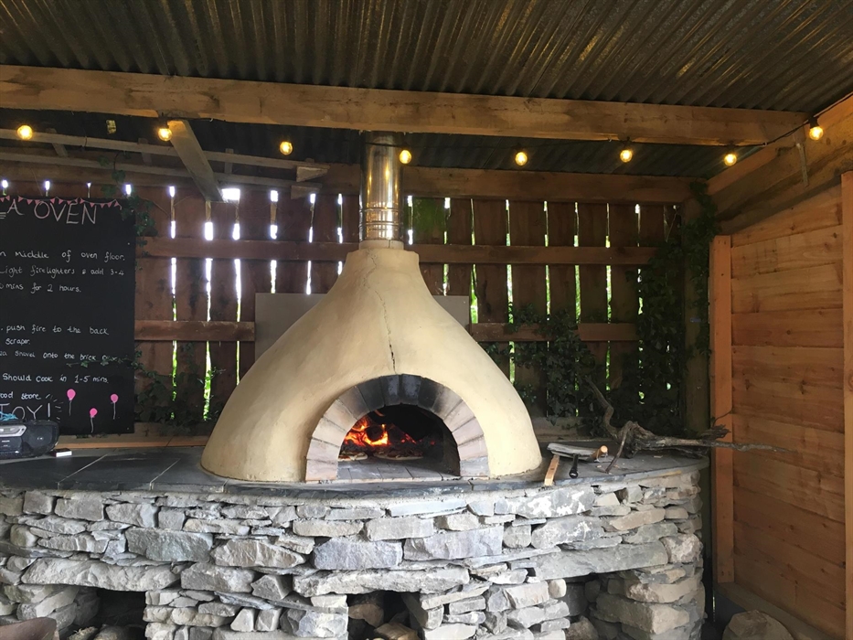 Tucked beside the cottages, our outdoor pizza oven brings smoky flavour and hands-on fun to your stay. Fire it up for DIY pizza nights— & gather aroun