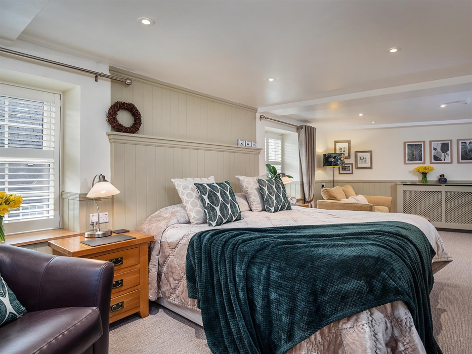 The Mini Suite is on the first floor and has a UK super kingsize bed (180cm wide
and 200cm long) an ensuite with a roll top bath and walk in shower.