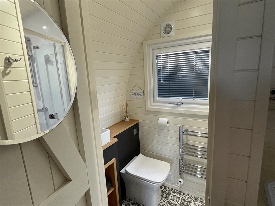 Glamping pod ensuite with toilet, sink and shower