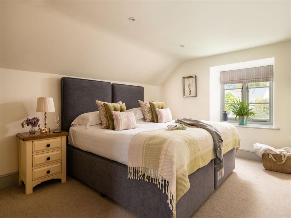 This bedroom can be made into a twin to suit your party's needs. A spacious room with its on en-suite.