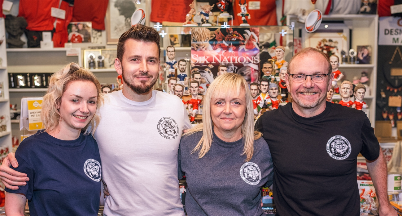 The photo shows the Grogg team standing in front of a display.