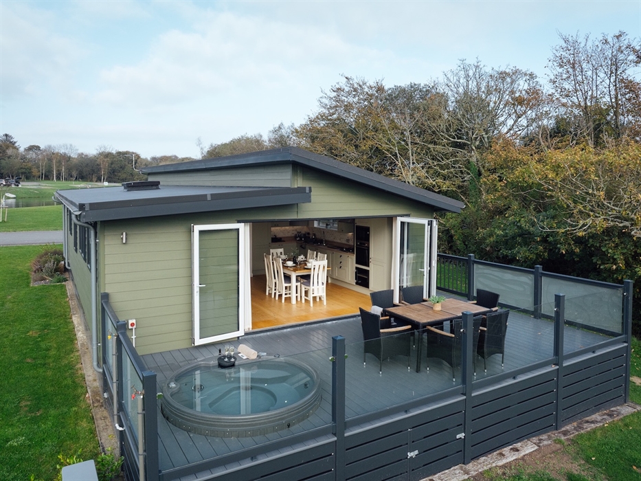 Luxury Lodge with Sunken Hot Tub