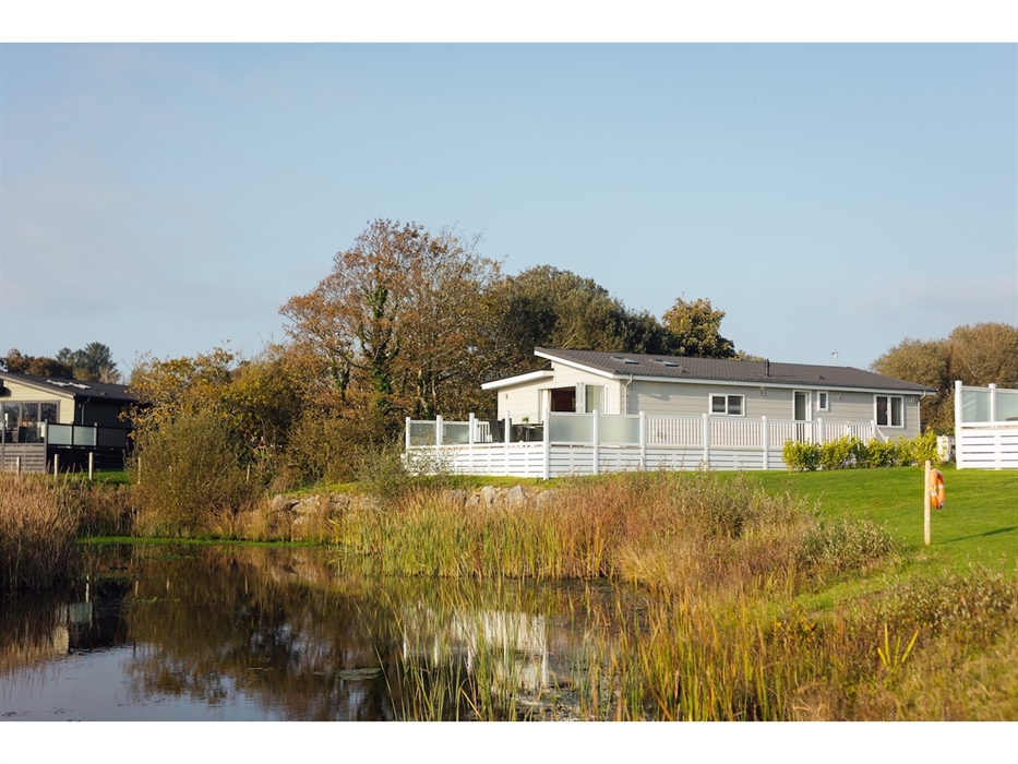 Lakeside Lodge in peaceful environment