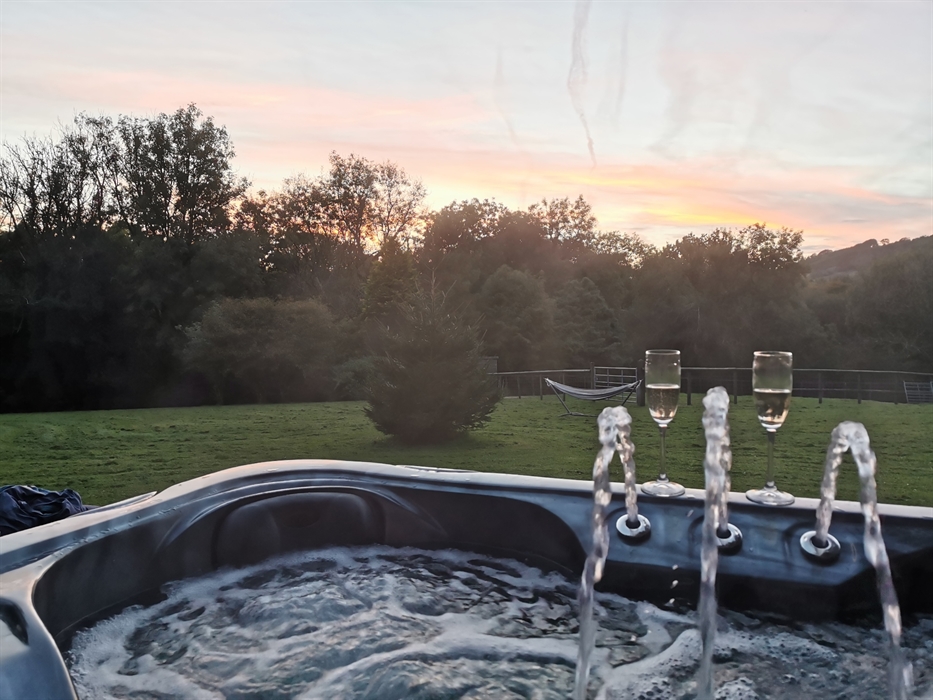 Sunsets in the hot tub at Wellstone Cottages