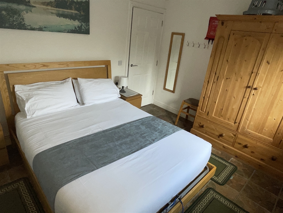 Shows positioning of pine wardrobe, king size bed, mirror, table lamps, and 2 bedside cabinets with lamps