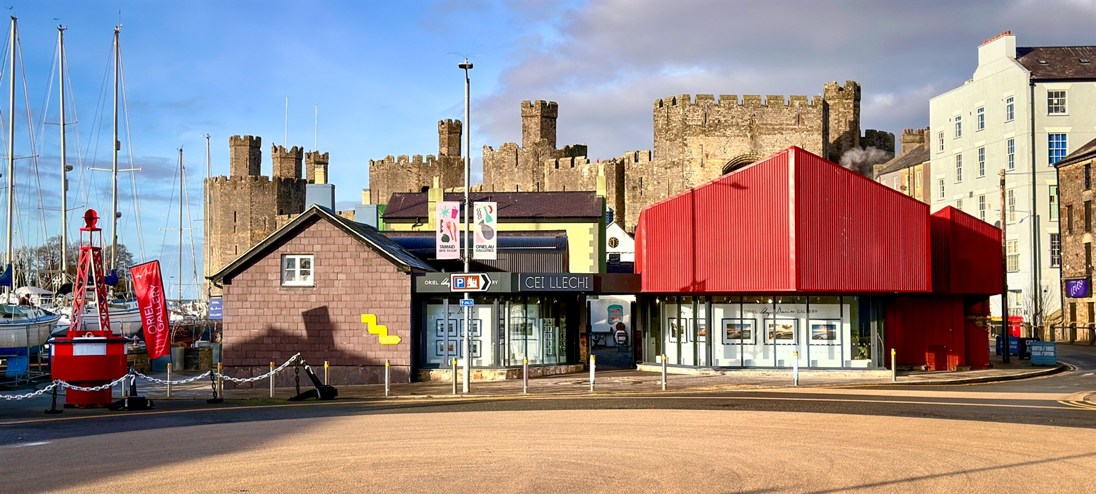 Photograph of the Glyn Davies photography gallery at Cei Llechi in Caernarfon in glorious sunshine. You can see Caernarfon Castle behind with blue sky