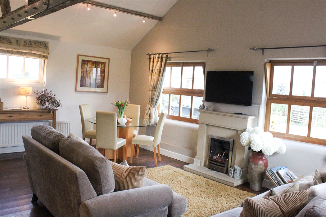 cosy sitting and dining area in Oak cottage