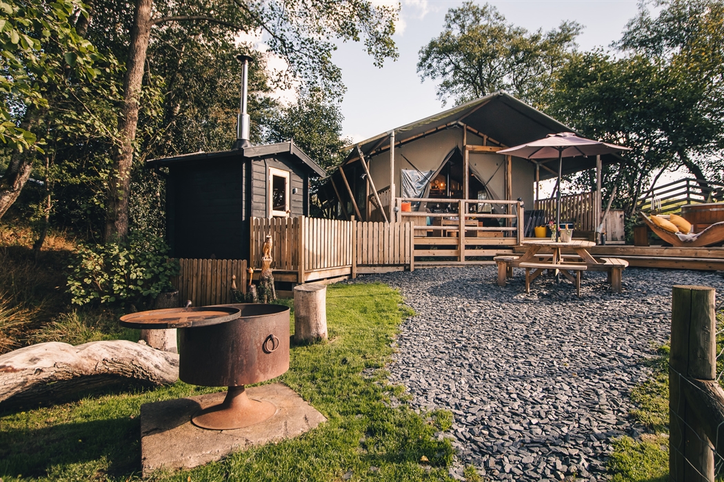 Sit around the fire pit with pizza oven