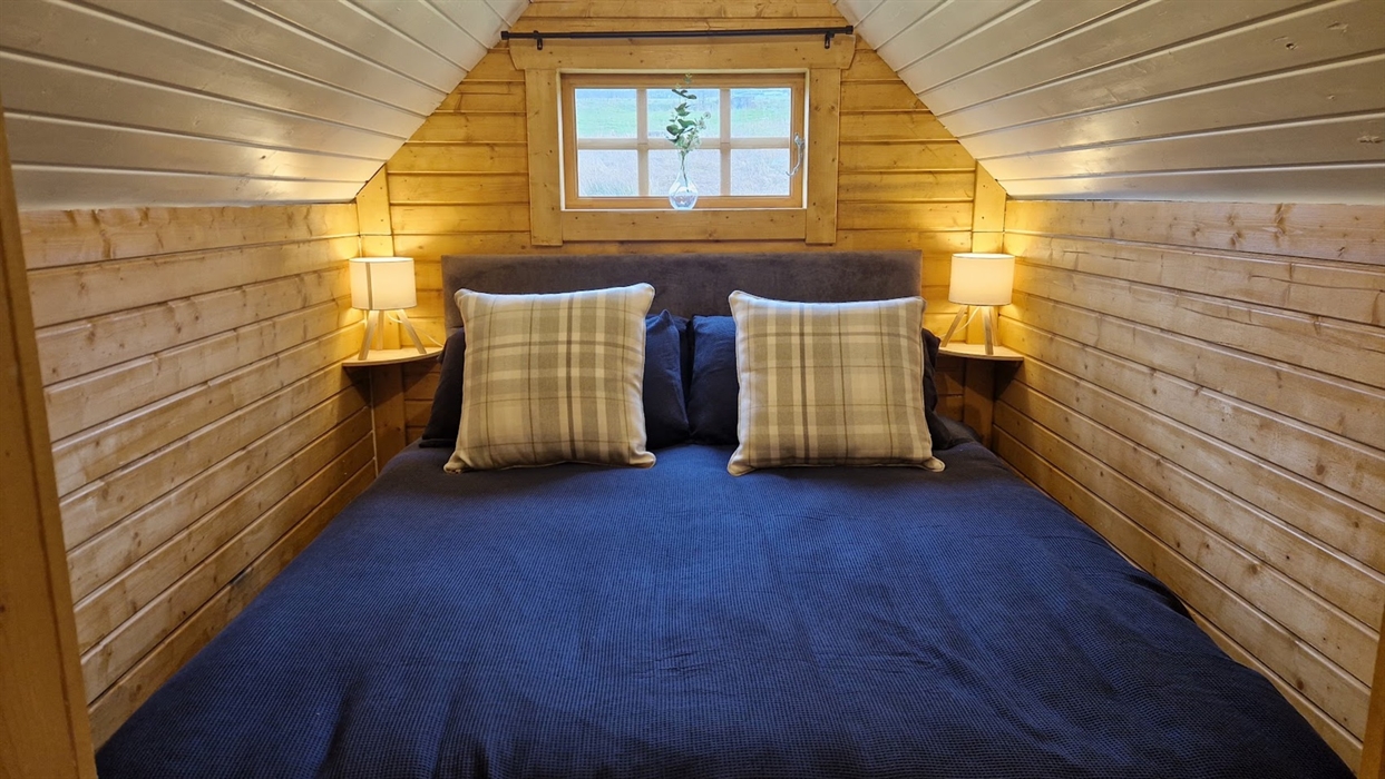 Bedroom with Kind Size Bed