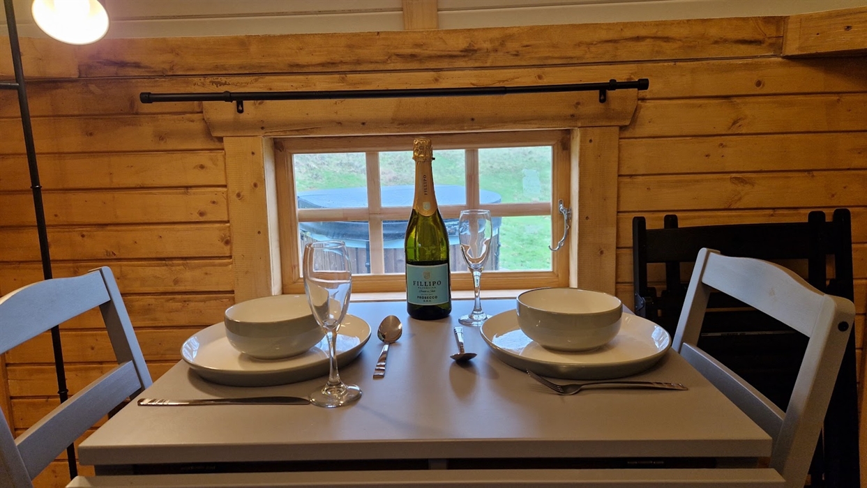 Extendable dining table