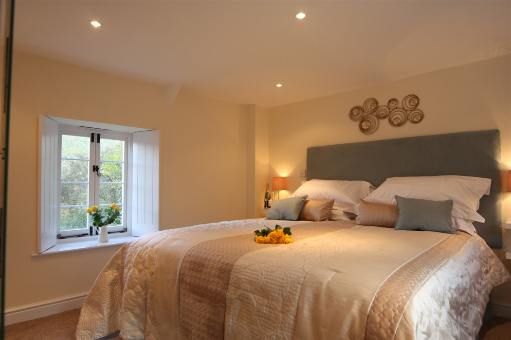 Tintern Abbey Cottage  Superking master bedroom Abbey View