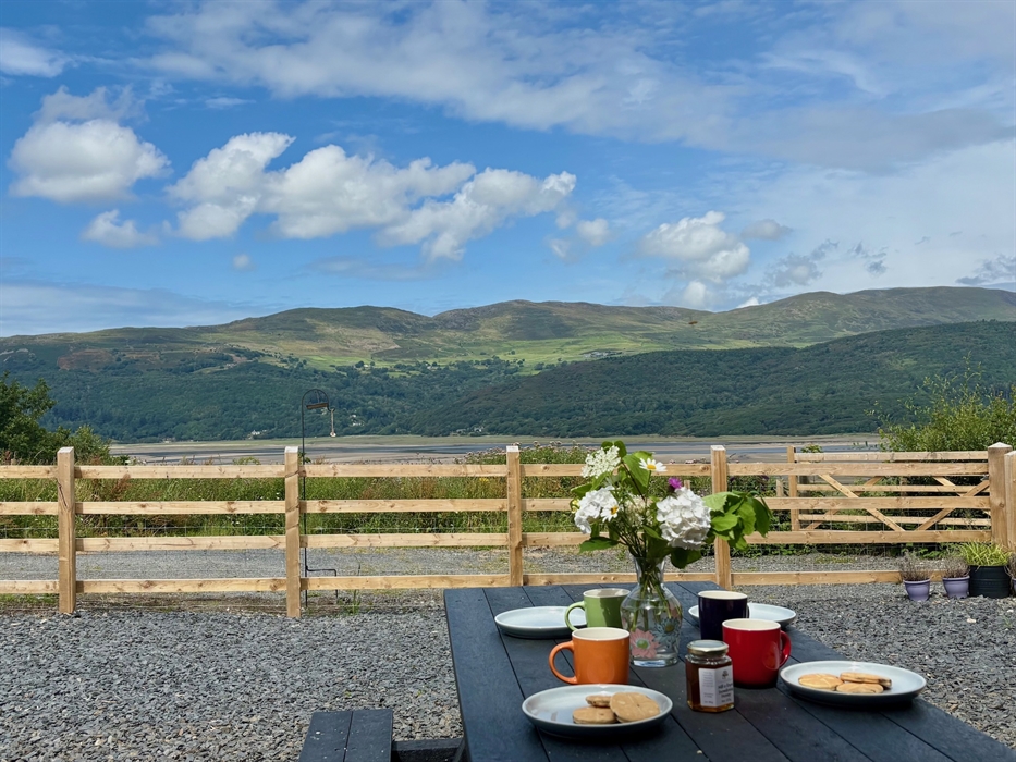 Picnic bench with mountain scenery, Snowdonia holiday cottage