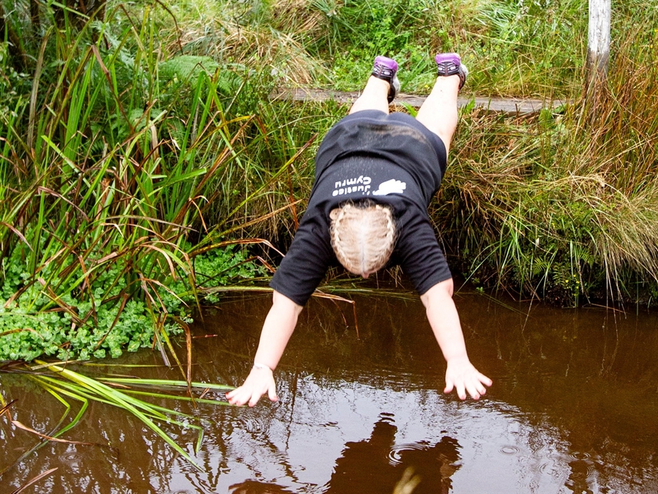 Chapel Bogathlon 2026 head on muddy dive!
