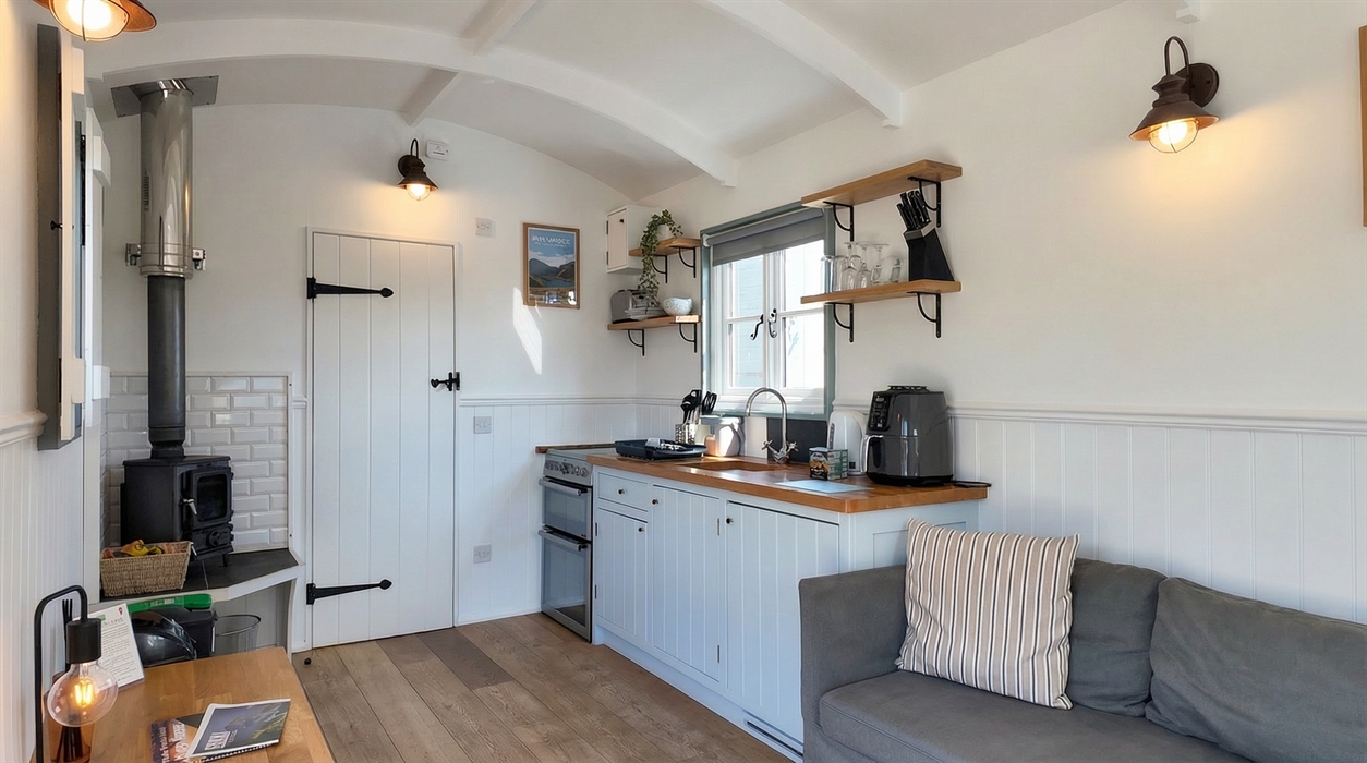 Shepherds Hut Glamping with Hot Tub