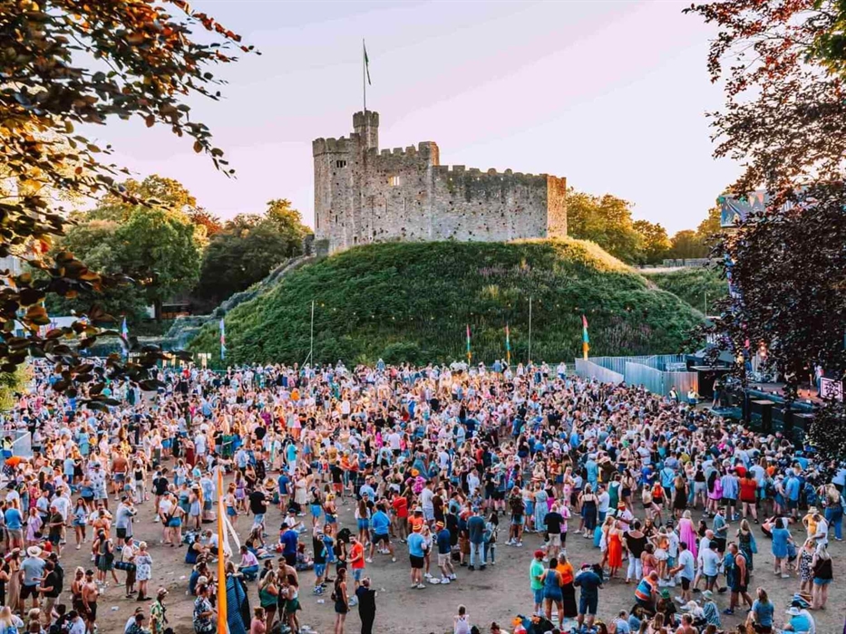 Depot in the Castle, castle view and crowds gathered