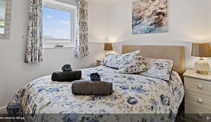 Lovely double room with a wardrobe and chest of drawers