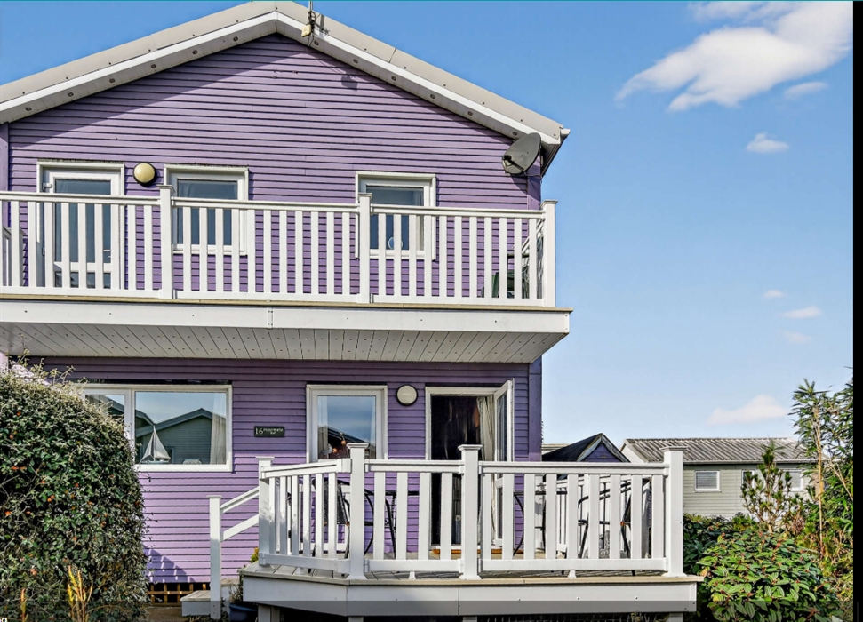 The front of the house, showing its two decks to enjoy the sun or the wind!