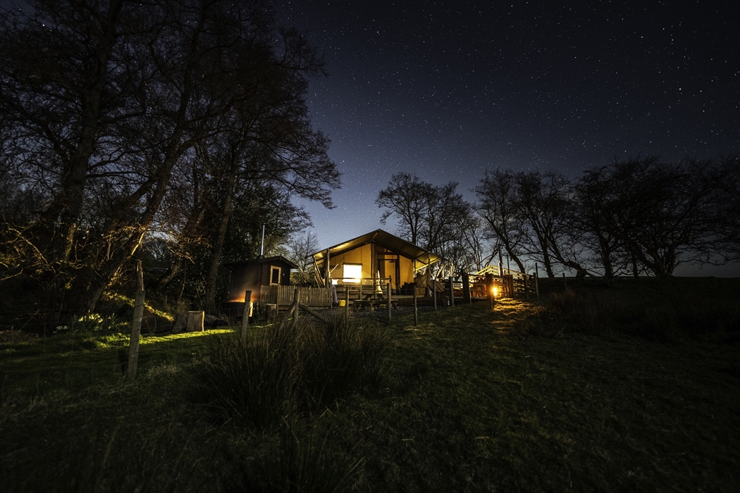 Stargazing experiences at Stellar Safari Lodge. Be captivated by the dark skies and the night sky full of stars.