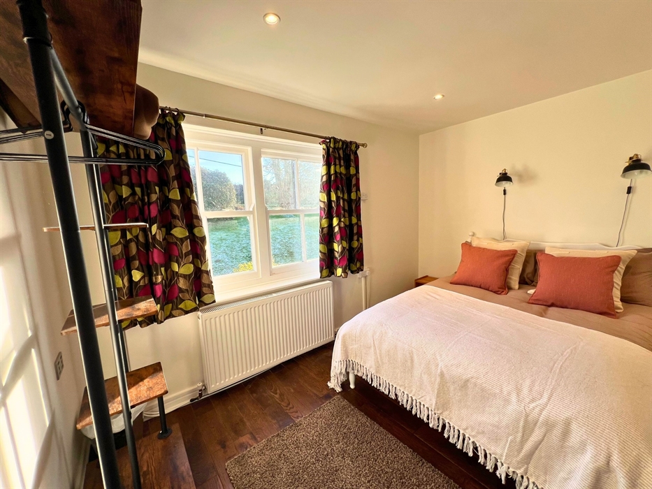 Bedroom 1 - double - garden view