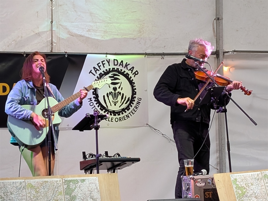 Musicians with guitar and violin