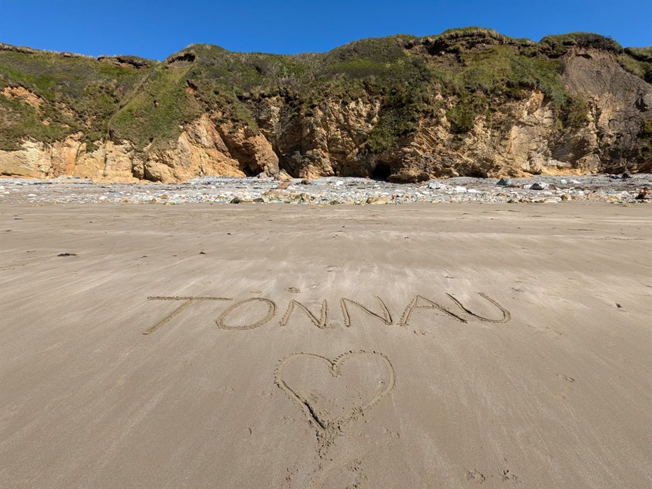 We Love Tonnau Tropical Garden Party